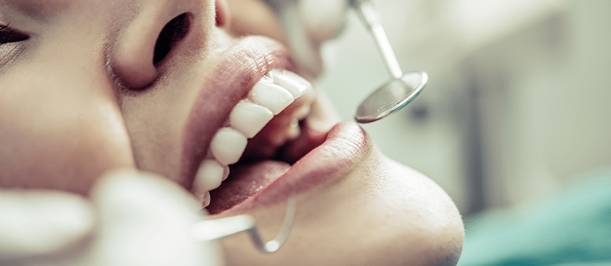 dentista tratando dente, saúde bucal